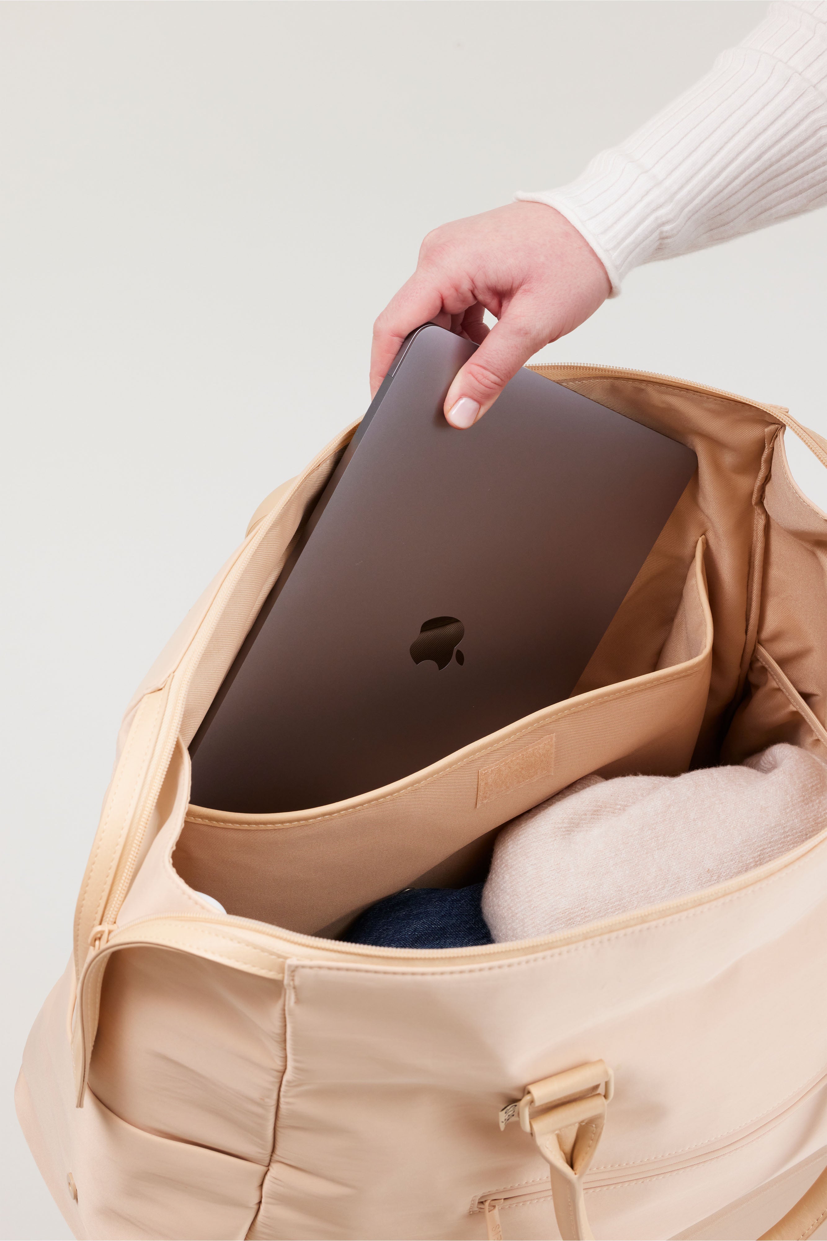 Resale The Commuter Duffle in Beige - Image 6